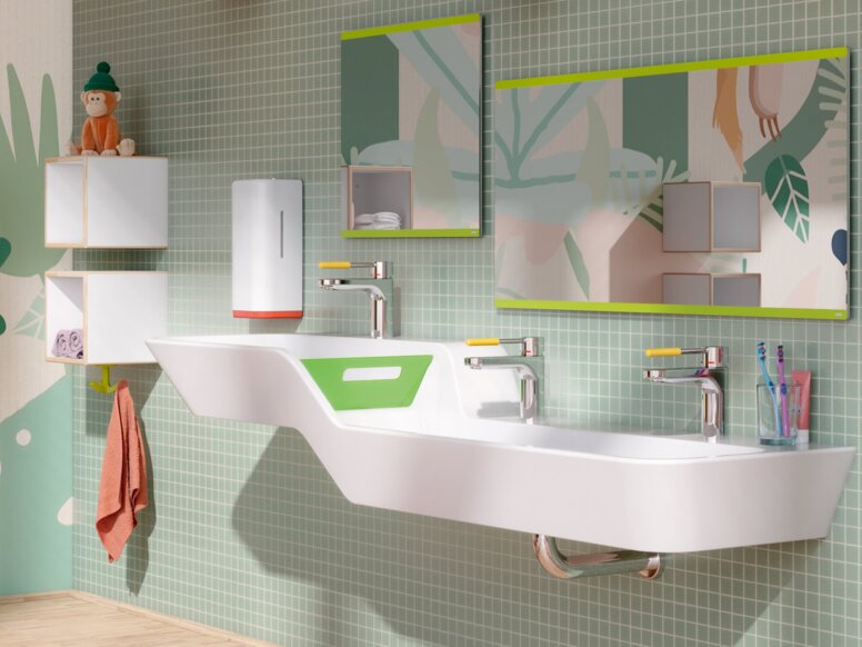 Doppelwaschtisch mit Wasserhähnen und zwei rechteckigen Spiegeln an grün gefliestem Wandabschnitt im Kinderbadezimmer