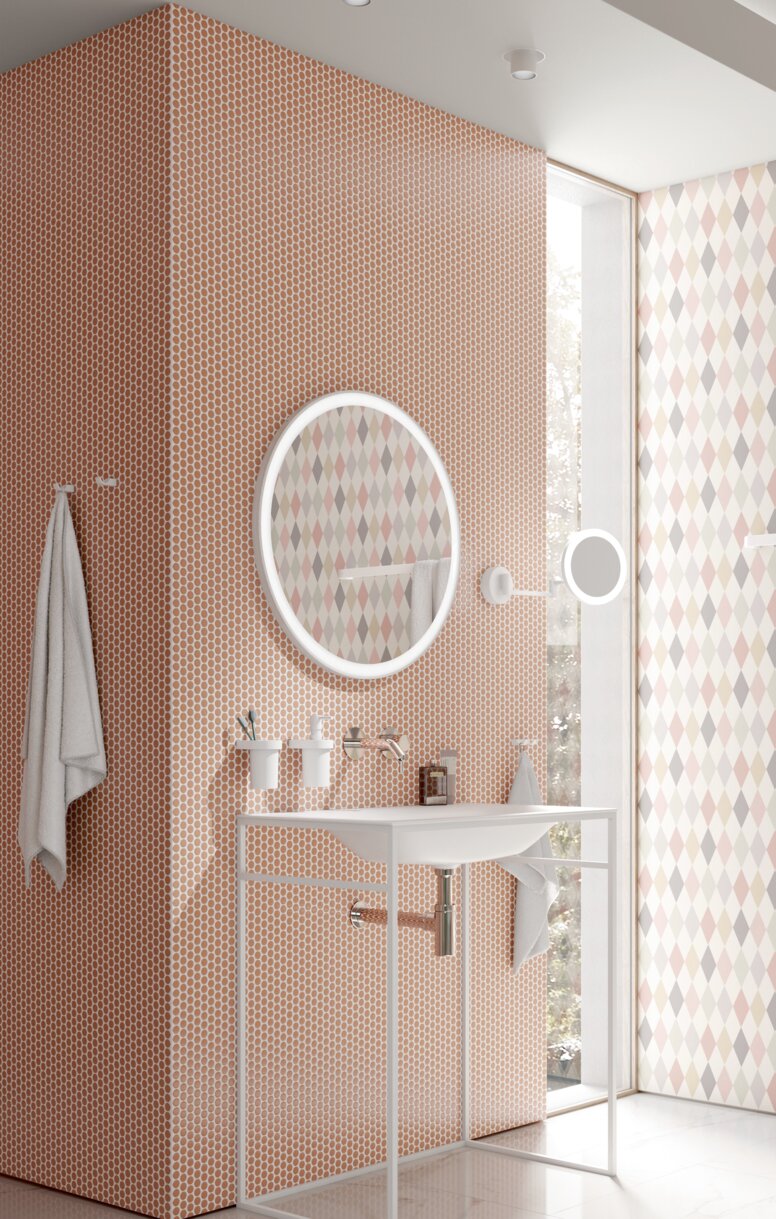 HEWI System 800 Interieur Barrierefreies Waschbecken mit robustem Gestell, das unterfahrbar ist, im Waschbereich mit orangeroter Fliesenwand