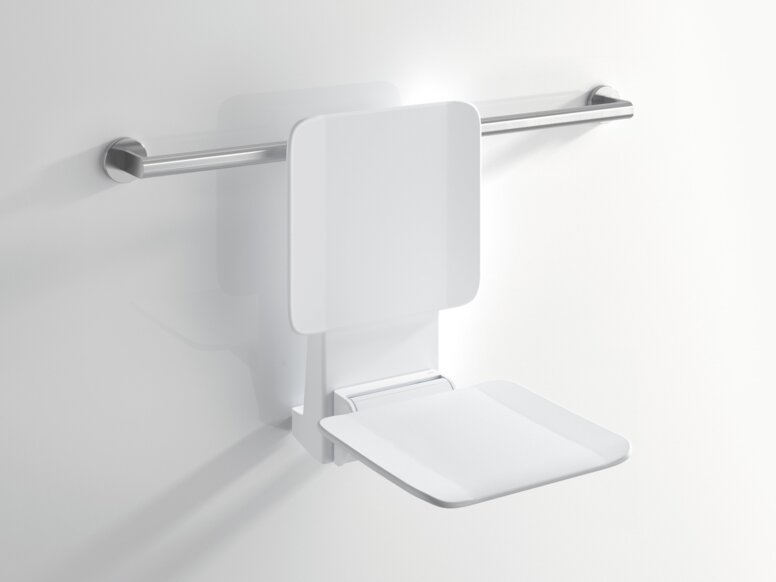 HEWI System 900 Einhängesitz Weißer Einhängesitz mit Rückenlehne und ausgeklappter Sitzfläche an waagerechtem Haltegriff aus Edelstahl vor weißer Wand
