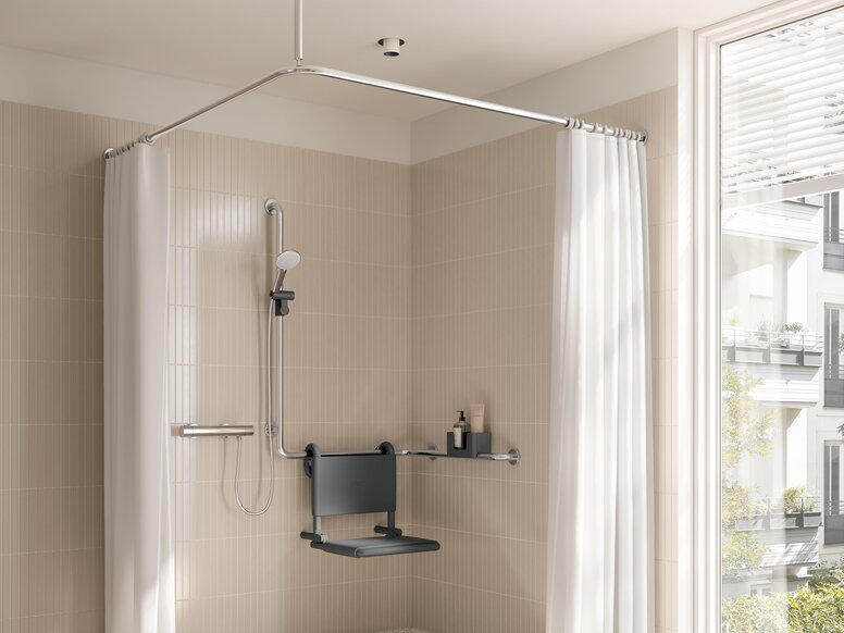 HEWI WARM TOUCH Interior Wall-mounted seat with backrest, fitted to an L-shaped shower rail on a beige-coloured tiled wall